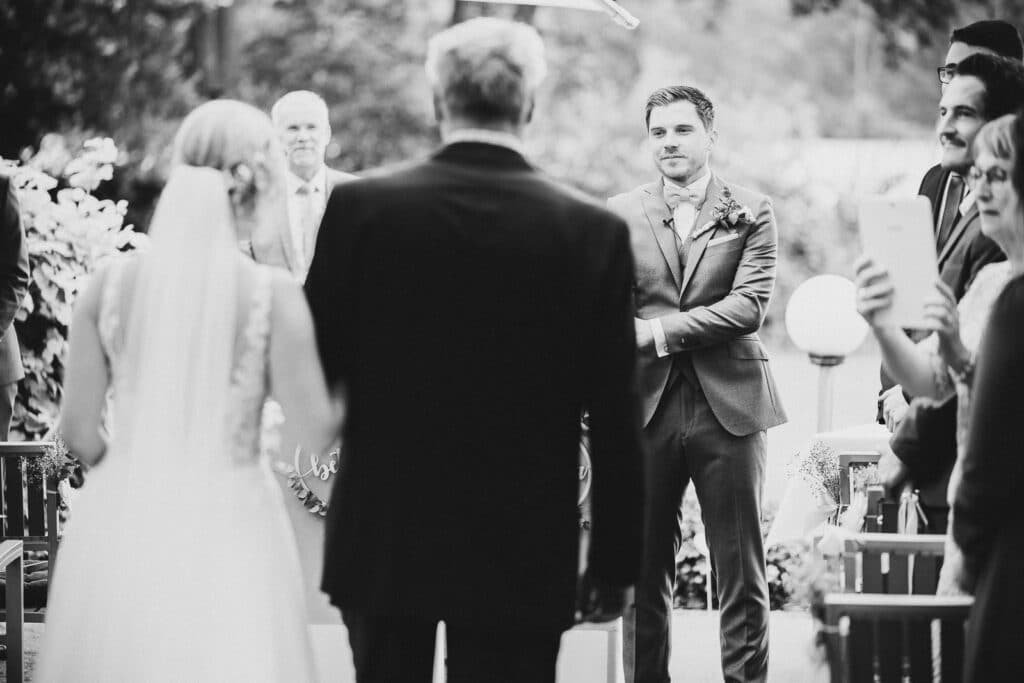 Braeutigam first Look bei Hochzeit am Krickenbecker See