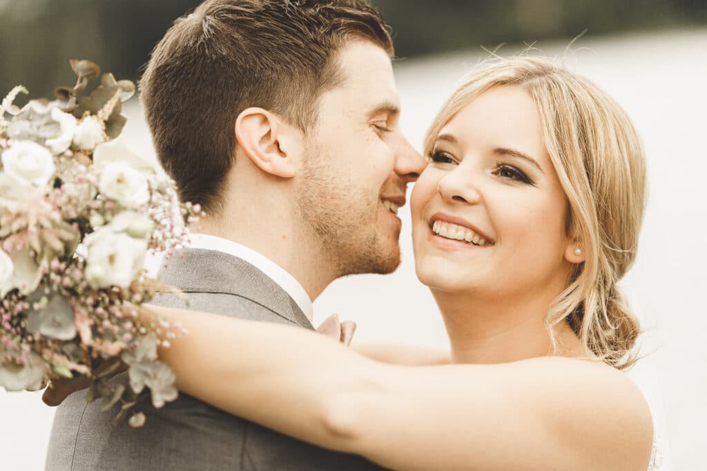 Brautpaar am Krickenbecker See in Nettetal mit Hochzeitsfotograf