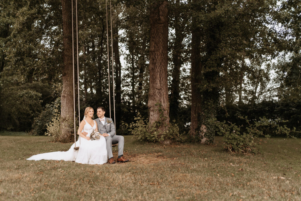 Brautpaar am Krickenbecker See in Nettetal mit Hochzeitsfotograf