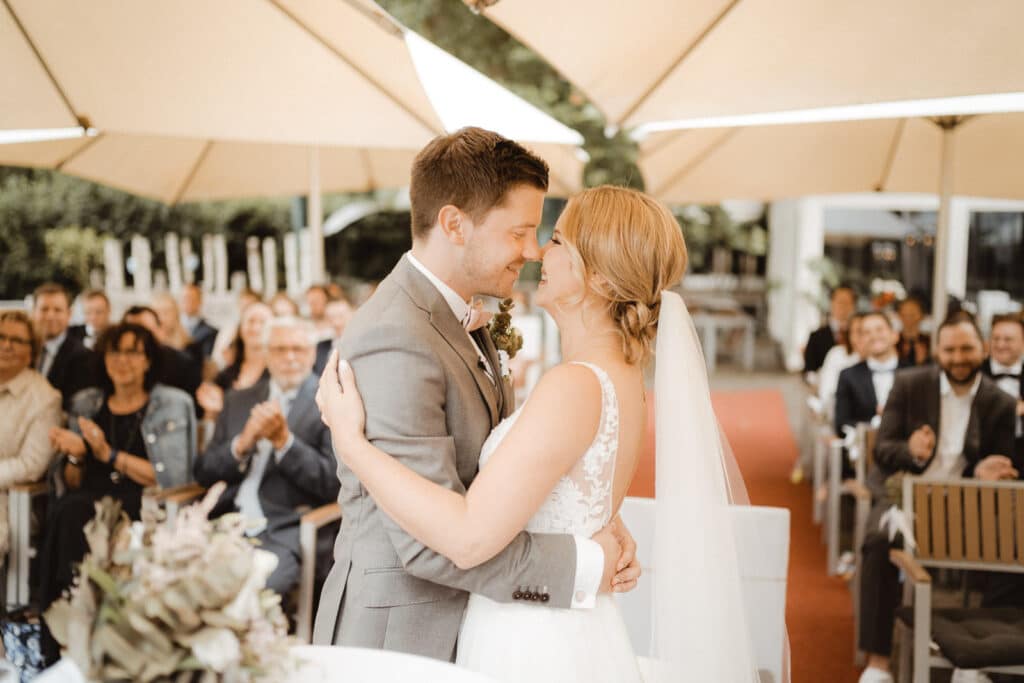Hochzeit freie Trauung Brautpaar in Viersen